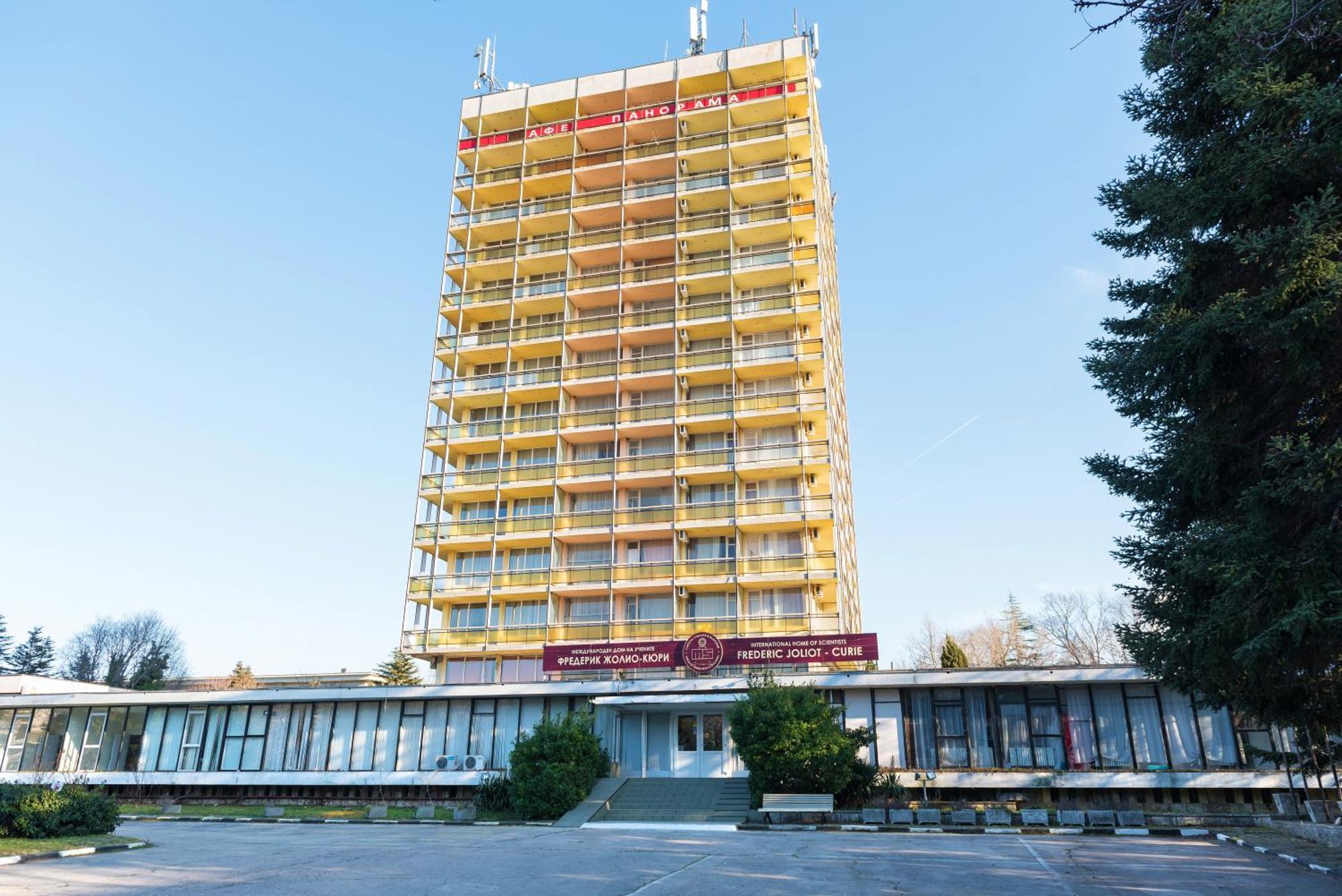 международен дом на учените жолио кюри Хотел 3*